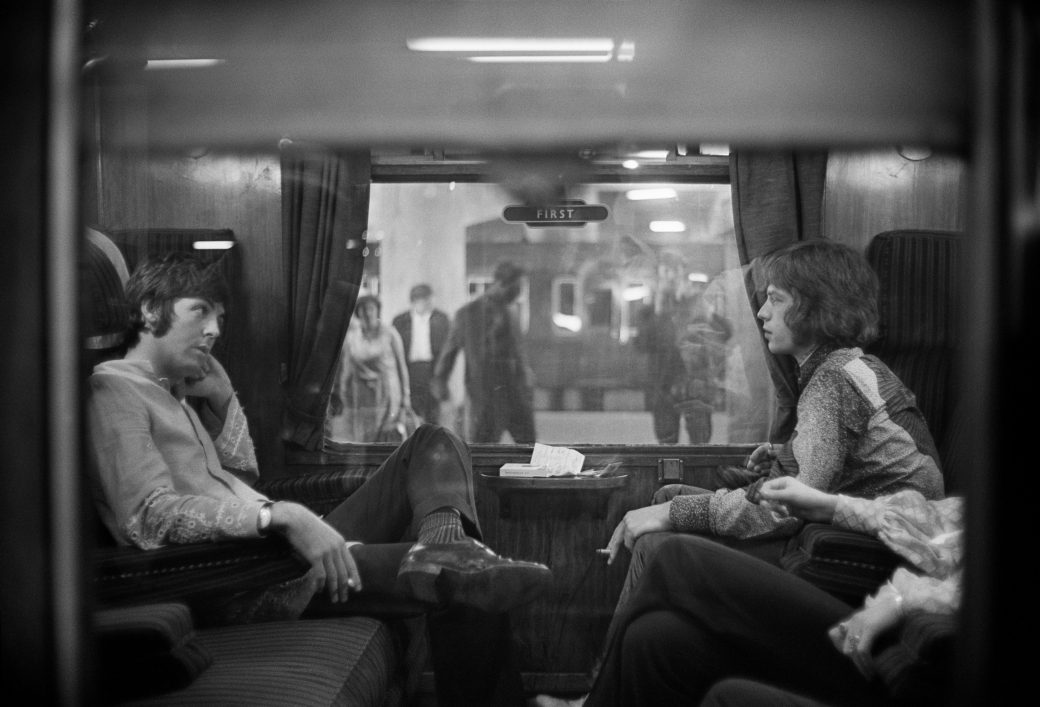 25th August 1967:  Paul McCartney of the Beatles and Mick Jagger of the Rolling Stones sit opposite...